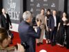 George Clooney fica atrás da câmera enquanto fotografa sua co-estrela Eve Hewson na estreia de seu novo filme, Jay Kelly