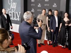 George Clooney fica atrás da câmera enquanto fotografa sua co-estrela Eve Hewson na estreia de seu novo filme, Jay Kelly