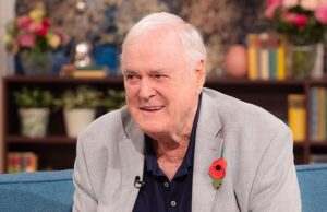 John Cleese diz que está ‘feliz por ter sofrido um colapso nervoso’ após o terceiro divórcio de Alyce Faye Eichelberger, enquanto fala sobre a batalha contra a depressão