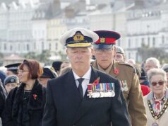 Almirante ‘falso’ com medalhas ‘duvidosas’ indigna os veteranos quando aparece para depositar uma coroa de flores no evento do Domingo da Memória