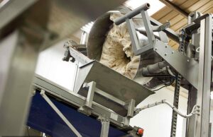 Baker é estrangulada até a morte por sua própria máquina de fazer pão quando seu cachecol fica preso na máquina de misturar massa