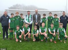 ‘Estou me comportando da melhor maneira possível!’ Príncipe William recusa cidra da Cornualha em visita a clube de futebol juvenil