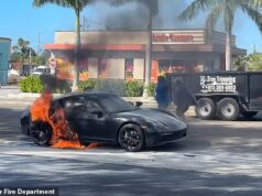 Momento de coragem, Bom Samaritano arrasta motorista de Porsche indefeso de carro em chamas