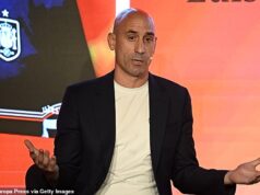 Momento chocante em que o ex-chefe do futebol espanhol Luis Rubiales caiu em desgraça com OVOS por um manifestante no lançamento de seu novo livro, enquanto relatos afirmam que o agressor era um PARENTE