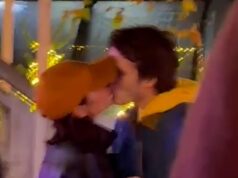 Cruz Beckham, 20, faz as malas no PDA com a namorada Jackie Apostel, 30, durante encontro no Winter Wonderland