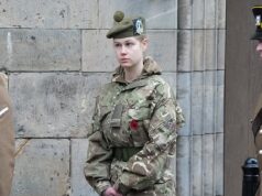 O casal que marcha junto! O namorado de Lady Louise Windsor juntou-se a ela na unidade de reserva do exército da universidade – como eles são fotografados desfilando juntos pela primeira vez