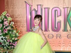 Michelle Yeoh revela um novo visual ousado ao estrear cabelo curto e vestido de tule neon na exibição de Wicked, mas os fãs afirmam que seu estilista ‘questionável’ a vestiu como uma ‘capa de rolo de papel higiênico’