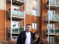 Uma jovem família não conseguiu vender seu apartamento alugado depois que a taxa de serviço subiu para £ 7.500