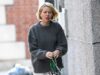 Naomi Watts parece preocupada ao se proteger depois que o amigável ex Liev Schreiber foi hospitalizado