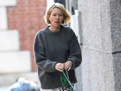 Naomi Watts parece preocupada ao se proteger depois que o amigável ex Liev Schreiber foi hospitalizado