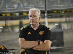 Chorão, o ex-técnico da Inglaterra, Steve McClaren, deixa o cargo de técnico da Jamaica depois de permitir que o novo menor país da Copa do Mundo os vencesse e chegasse à final