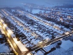 Alertas de neve e gelo atingiram todo o Reino Unido com quase um passo a caminho em meio a ondas de -11°C no Ártico e fortes chuvas, enquanto os passageiros enfrentam um inferno nas viagens
