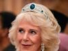 O aceno inesperado de Camilla para Eugenie enquanto ela usa a tiara que a filha de Andrew escolheu para o dia de seu casamento na recepção diplomática no Castelo de Windsor