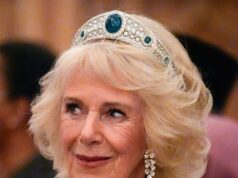 O aceno inesperado de Camilla para Eugenie enquanto ela usa a tiara que a filha de Andrew escolheu para o dia de seu casamento na recepção diplomática no Castelo de Windsor