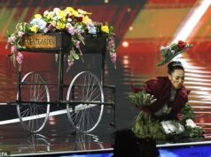A Miss Grã-Bretanha sofre uma queda ao subir ao palco do Miss Universo… mas é tudo o que parece?