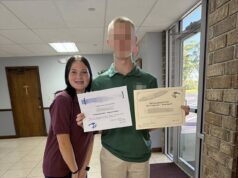 Os pais admitem que o meio-irmão, de 16 anos, é suspeito da morte de Anna Kepner a bordo do cruzeiro Carnival, enquanto o pai do menino pede a custódia da irmã mais nova