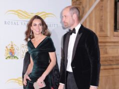Kate está linda de verde! A princesa deslumbra em um vestido de veludo enquanto ela e o príncipe William chegam ao Royal Variety Performance repleto de estrelas