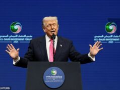 Trump não consegue parar de rir ao descrever conceitos americanos “malucos” que ele afirma que os sauditas não compreendem
