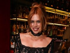 Billie Piper deslumbra em um minivestido transparente enquanto se junta a amigos famosos, incluindo Jenna Coleman e David Tennant, para sua festa de aniversário conjunta com um amigo