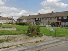 Menina de 13 anos é presa por assassinato depois que uma mulher de 50 anos é encontrada morta em casa após relatos de apreensão