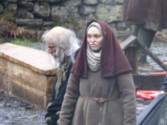 Lily-Rose Depp troca Chanel por saco medieval enquanto filma novo filme de lobisomem em Surrey