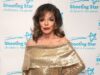 Dame Joan Collins, 92, exibe sua aparência desafiadora ao se juntar ao marido Percy Gibson, 60, no The Shooting Star Ball em Londres