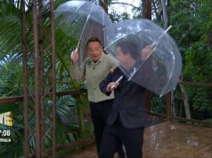 Os fãs de I’m A Celebrity ficaram histéricos quando Ant McPartlin escorregou e jogou seu guarda-chuva quebrado para fora da tela poucos minutos depois do início do show