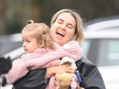 Molly-Mae Hague, sem maquiagem, ri enquanto carrega Bambi antes da aula de balé depois de admitir que a criança teve um acesso de raiva durante todo o fim de semana