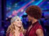 Alex Kingston do Strictly se torna a oitava estrela a ser eliminada enquanto Balvinder Sopal sobrevive a OUTRA dança – depois de devastar os fãs ao cometer vários erros