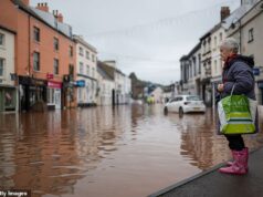 Met Office emite alerta meteorológico âmbar de ‘perigo de vida’ com chuva para um mês prevista para atingir a Grã-Bretanha em 24 horas