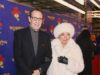 Dame Joan Collins, 92, aproveita um encontro noturno com o marido Percy Gibson enquanto se veste com pele sintética branca para a abertura de Paddington: The Musical