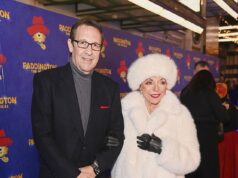 Dame Joan Collins, 92, aproveita um encontro noturno com o marido Percy Gibson enquanto se veste com pele sintética branca para a abertura de Paddington: The Musical