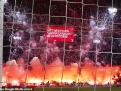 Carnificina em Amsterdã quando jogo do Ajax é abandonado após ENORME explosão de fogos de artifício… e clube ataca torcedores