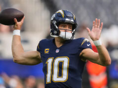 Chargers QB Justin Herbert deixou o jogo contra os Raiders com uma lesão na mão