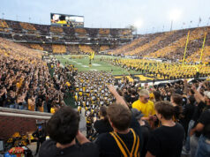 Futebol de Iowa elogia locutor de longa data do PA antes do jogo final