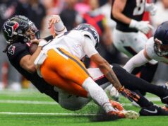 CJ Stroud, do Texas, permanece em protocolo de concussão após ser atingido