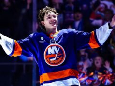 Schaefer, 18 anos, torna-se o defensor mais jovem com jogo multigol