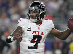 O técnico dos Falcons diz que os Patriots simularam ilegalmente o snap com palmas