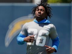 Agente livre CB Asante Samuel Jr. (coluna) liberado para jogar