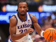 Darryn Peterson fez 21 pontos em 22 minutos na vitória do Kansas