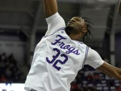 O pivô titular do TCU, Malick Diallo, rompe ACL e fica fora da temporada