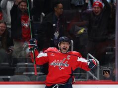 Alex Ovechkin, do Capitals, é o primeiro jogador da NHL a marcar 900 gols