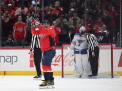 Binnington, do Blues, tenta esconder o disco do 900º gol de Ovechkin