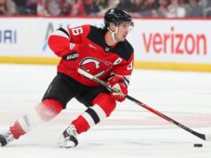 Jack Hughes, do Devils, retorna à escalação após lesão ‘estranha’ na mão
