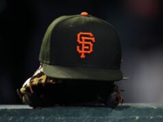 Gigantes fortalecendo a equipe de arremessadores com Adrian Houser e Jason Foley