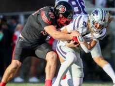 Destaque Utah DE John Henry Daley machuca a perna contra Kansas State