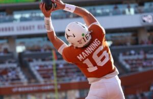 Arch Manning é o primeiro Longhorn a pegar, lançar e correr para o caça-tanques