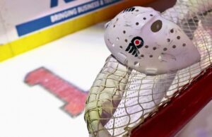 Panfletos homenageiam o grande goleiro Bernie Parent com homenagem antes do jogo