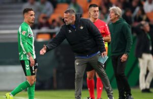 O ex-ala do Man United, Antony, vê vermelho por chutar o adversário e pede desculpas aos fãs