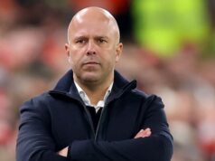Arne Slot promete ‘continuar lutando’ como técnico do Liverpool